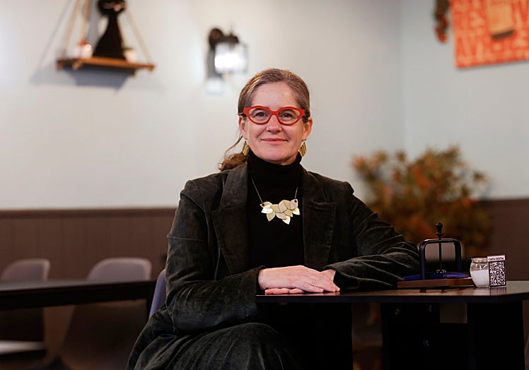 Patricia Reus durante la entrevista con LA VERDAD en Black Cat Café en Murcia.